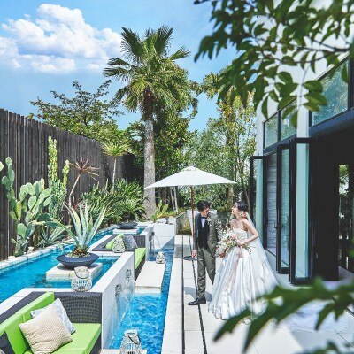 水と緑に彩られた白亜の邸宅のデザイナーズガーデン。<br>【庭】ガーデン