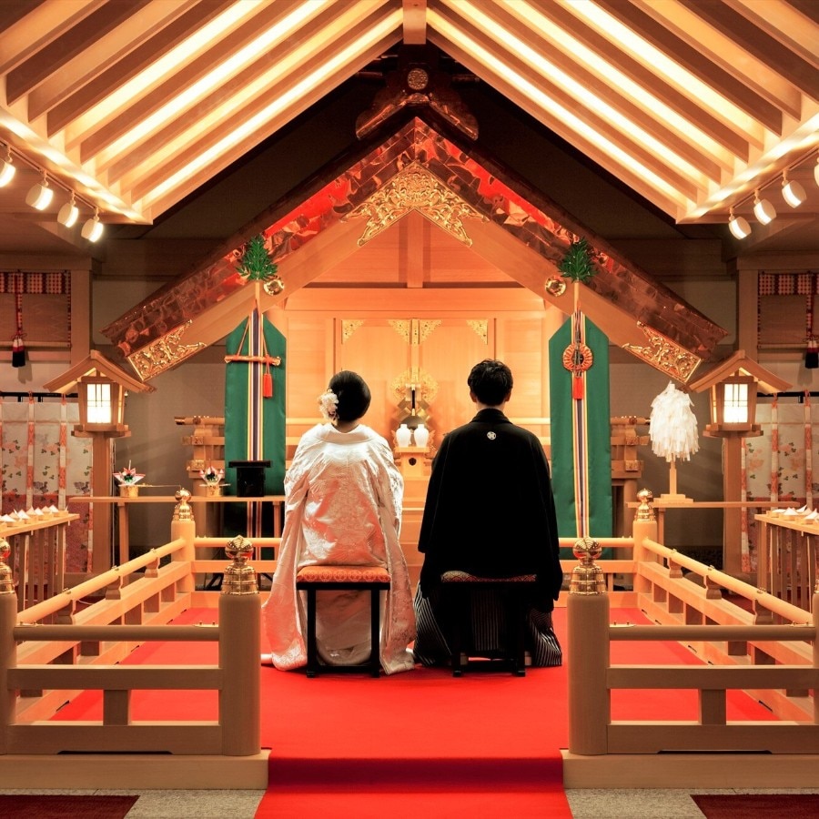 格調高い総檜造りの神殿は、白無垢や羽織袴といった和装も一層美しく映える
