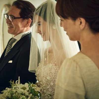 父と腕を組み、歩むバージンロード。これまでのありがとうを素直に伝えて、絆を深めて<br>【挙式】VICTORIA HOUSE - 四季のチャペル -【～110名】