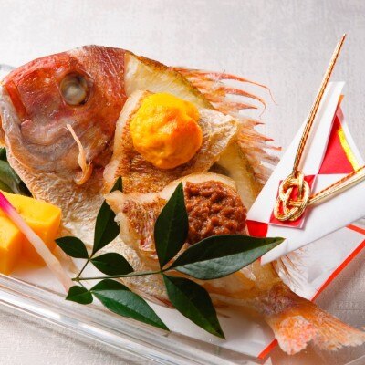お祝いごとには欠かせない小鯛姿二色焼きをご堪能ください<br>【料理・ケーキ】&lt;日本料理&gt;四季を重んじ、素材を活かす。旬の味を愛でる豊かなひとときを
