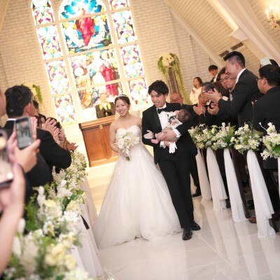祝福を受けながら家族３人で退場