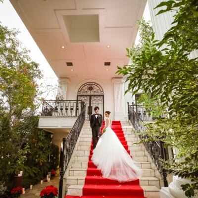 エントランスの大階段にて
レッドカーペットにウェディングドレスがよく映えます