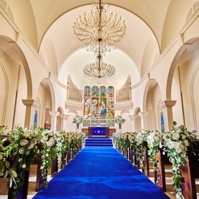純白の堂内に伸びる、気品あふれるロイヤルブルーのバージンロードが印象的な大聖堂<br>【挙式】挙式