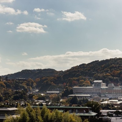 華頂山の麓に位置し、京都の街並みや東山の雄大な自然を一望する贅沢なロケーション<br>【ドレス・和装・その他】フォトスポット