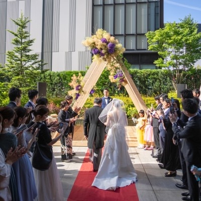 <br>【挙式】隣接するテラスでのセレモニー