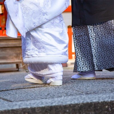 雅楽の音色と厳かな気配に包まれて。歩を進めるごとに本殿が近づき、胸が高鳴るよう<br>【挙式】日本古来の衣装に身を包み臨む神社挙式