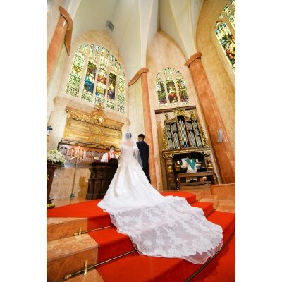 大聖堂の階段は、新婦様のドレスを美しく広げることができます。