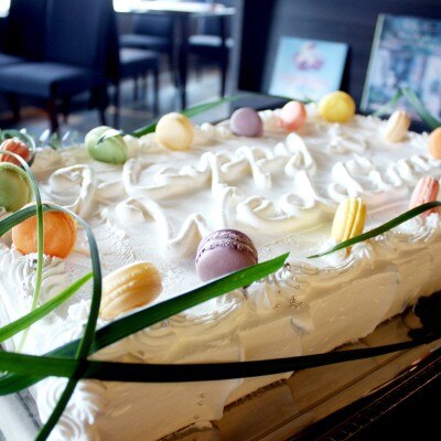 カラフルなマカロンを飾ったウエディングケーキ<br>【料理・ケーキ】ウエディングケーキ・デザートビュッフェ