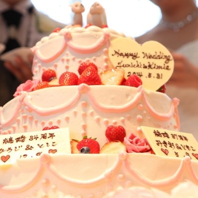 ケーキにプレートを添えて、サプライズ！ご両親様のご結婚のお祝いを！