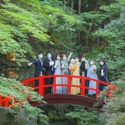 参列ゲストも楽しい日本庭園の太鼓橋での写真撮影