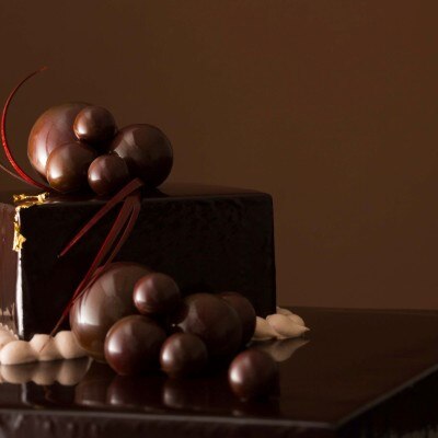 濃厚で艶やかなチョコレートの豊潤な輝きがまぶしいラグジュアリーなケーキ。<br>【料理・ケーキ】上質な素材と甘く美しいウエディングケーキ