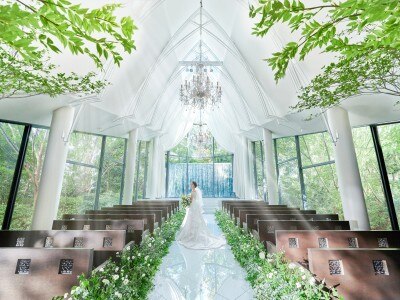 祭壇に滝が流れる【森の教会】 三面ガラス張りでドラマティックな挙式がかなう。