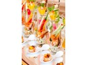 カラフルな料理やデザートから好きなものをチョイス。華やかなビュッフェに会話も弾む