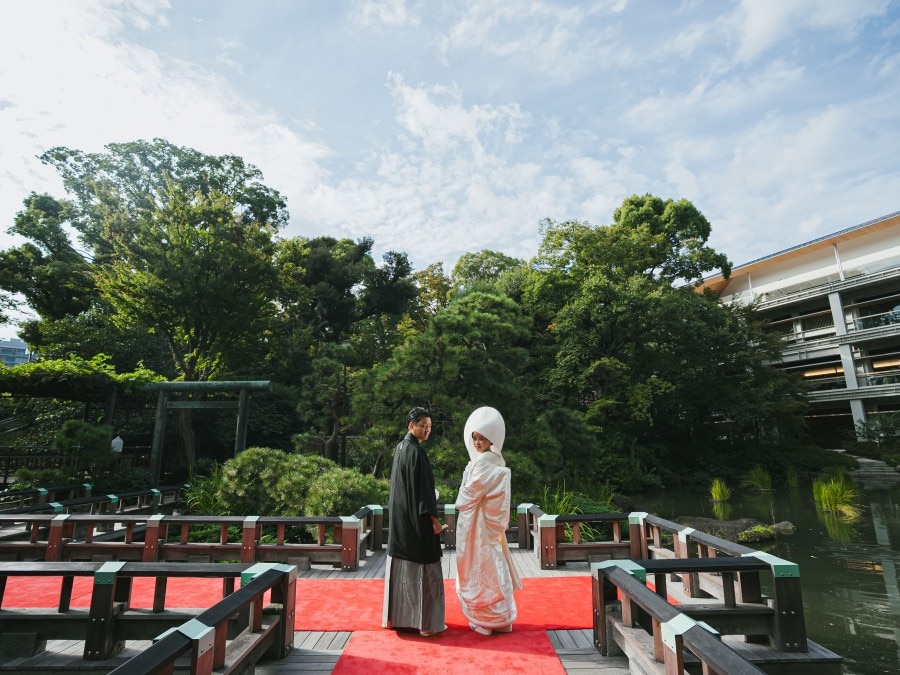 緑豊かで四季が移ろう1万坪の日本庭園を、すべて貸切りで愉しめる「東郷神社／東郷記念館」。
原宿とは思えないほど広大で静寂な空間が、特別な一日を華やかに彩ります。