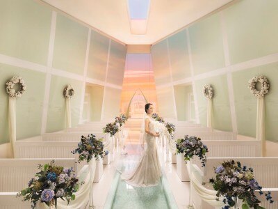 祭壇奥と天窓からの陽光に包まれて、より一層輝く花嫁に。ロマンチックな誓いが実現！