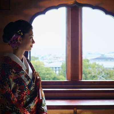 「御成の間」からは、歴史ある寺社と自然が溶け合う風光明媚な京都東山区を一望<br>【挙式】挙式