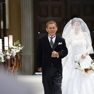 バージンロードは花嫁の人生を表していると言われており、チャペルの扉が開くのは「花嫁の誕生」、扉から祭壇までの道は「花嫁のこれまでの人生」を意味します。
