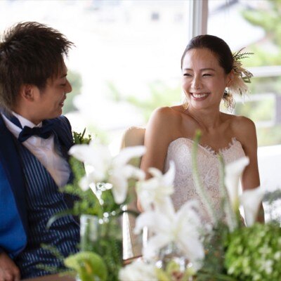 大きな窓から海と緑を望む「渚」では、自然に笑顔がこぼれるリラックスしたパーティを<br>【披露宴】披露宴