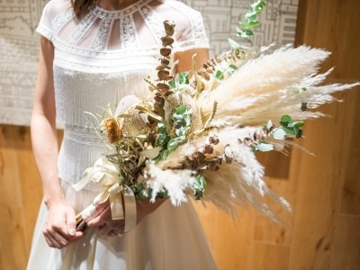 提携のフラワーショップが、ドレスと花嫁を引き立てるオシャレなブーケを提案