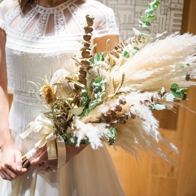 提携のフラワーショップが、ドレスと花嫁を引き立てるオシャレなブーケを提案
