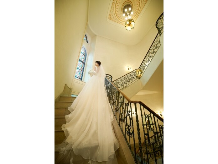 花嫁とドレスをより輝かせる螺旋階段での撮影