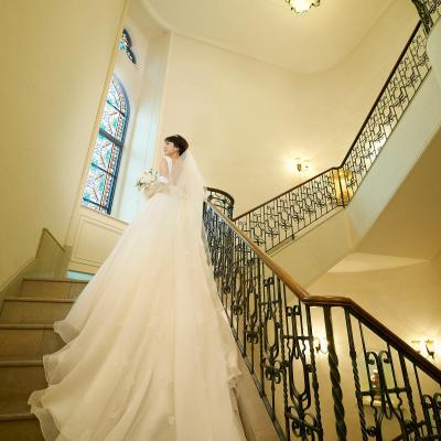 花嫁とドレスをより輝かせる螺旋階段での撮影