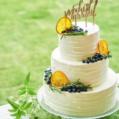 緑に映えるオレンジカラーが印象的なウエディングケーキ<br>【料理・ケーキ】ウエディングケーキ・デザート
