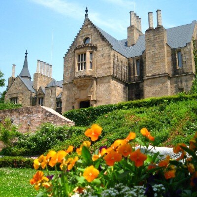四季折々の可憐な花と緑が迎えてくれる、ファンタジックなテーマパークへようこそ！<br>【外観】スコットランドのお城を移築・復元した本物のお城☆ここにしかない壮大なロケーション！
