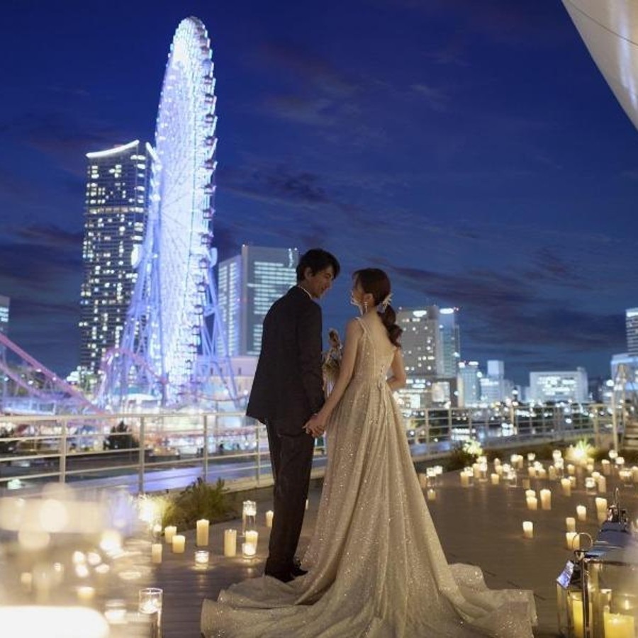 キラキラと輝くみなとみらいの夜景を背にロマンティックなナイトウエディング