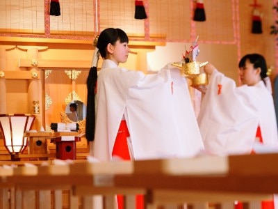 所作のひとつひとつから日本の美意識を感じる伝統の神前挙式は、祖父母世代にも好評！