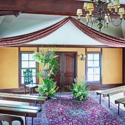 邸内にあるセレモニースペースは、和装も洋装も映えるクラシックな雰囲気が好評<br>【挙式】アンティークな屋内教会でアットホームで自然体な挙式を