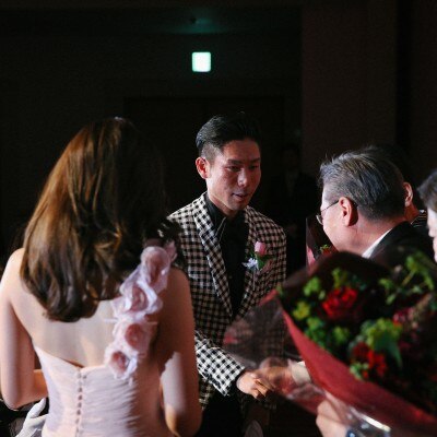 花束贈呈の後に新郎と新婦父が固い握手を。印象的なシーンでした