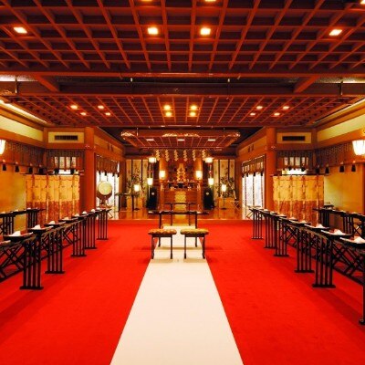 雅楽の演奏が流れるなか、日本の伝統を大切にした思い出深い式がかないます