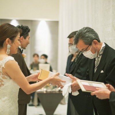 結婚式だからこそ素直に伝えられる想いを
ゲストに背中を押してもらいながら届けます