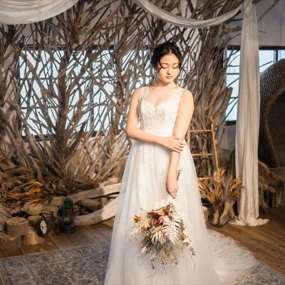 純白ドレスの花嫁が映えるアーティスティックな流木オブジェは、絵になる撮影スペース<br>【挙式】挙式