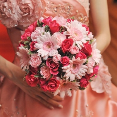 ピンク系で統一したドレスと装花のスタイリング。思い描くテーマをコーディネーターに伝えて♪　魅力的にボリュームアップしてくれます