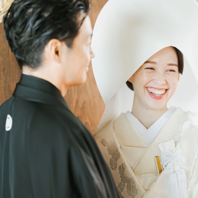 眩しいほど美しい白無垢姿に身を包んだご新婦様と、凛々しい紋付袴姿が印象的なご新郎様。
日本文化を感じる舞台で、素敵な記念フォトを残すことができました。