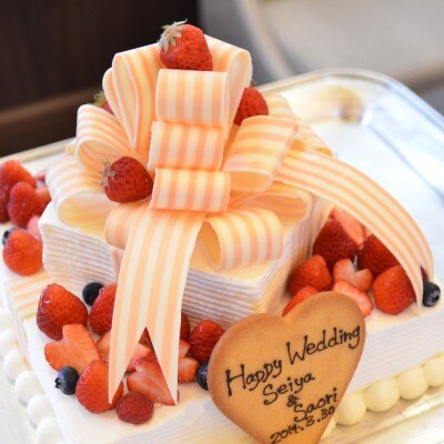 リボンの飾りのついたケーキ<br>【料理・ケーキ】ケーキ・デザートビュッフェ