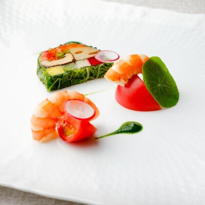 季節野菜テリーヌと車海老、アクセントに生姜のヴィネグレットを合わせた華やかな前菜<br>【料理・ケーキ】料理重視のカップル必見！シェフとつくりあげるオリジナルコースでゲストをおもてなし