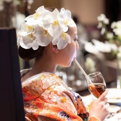 洋装ではティアラ、和装では造花の胡蝶蘭をつけました。