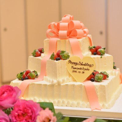 プレゼント型のケーキの中には新郎へのサプライズプレゼント、なんて演出も<br>【料理・ケーキ】ウエディングケーキ