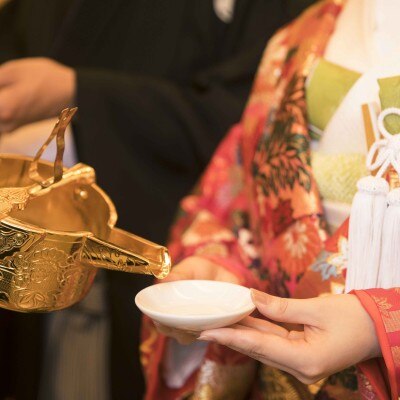 三献の儀。新郎新婦が交互に御神酒を交わす固めの杯<br>【挙式】日本古来の儀を行う、格式高い｢神殿」