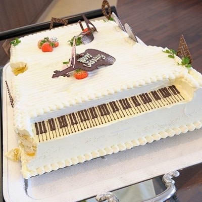 音楽が好きな人にぴったりなピアノ型のケーキは食べてしまうのがもったいないほど！