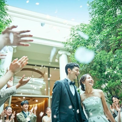 <br>【挙式】結婚式の為だけに建築された“本物の迎賓館”。光と緑に包まれた木のチャペル（着席：～120名迄）