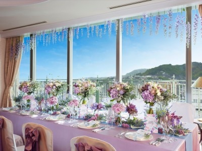 最上階のフレンチレストランでは、呉の海と行き交う船を眺めながらパーティが可能