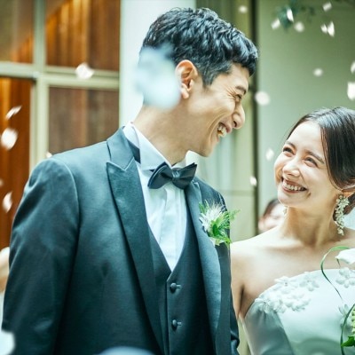 <br>【挙式】結婚式の為だけに建築された“本物の迎賓館”。光と緑に包まれた木のチャペル（着席：～120名迄）