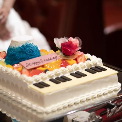 ピアノの形をした斬新なウエディングケーキ！写真映えばっちりです★<br>【料理・ケーキ】ウエディングケーキもオリジナルデザインで♪
