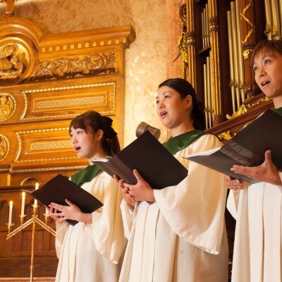 【大聖堂挙式】聖歌隊の美しい歌声が聖堂内に響き渡り、神聖さがより一層増します