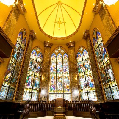 ミラノ在住の作家がこの教会のためだけに造った50枚のステンドグラスが印象的