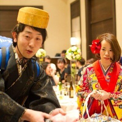 沖縄伝統の礼装「琉装」は家族や友人にも好評でした！新郎はビールサーバーを背負ってテーブルラウンド、新婦はビールのおつまみにオリオンビールののおつまみを配りました♪